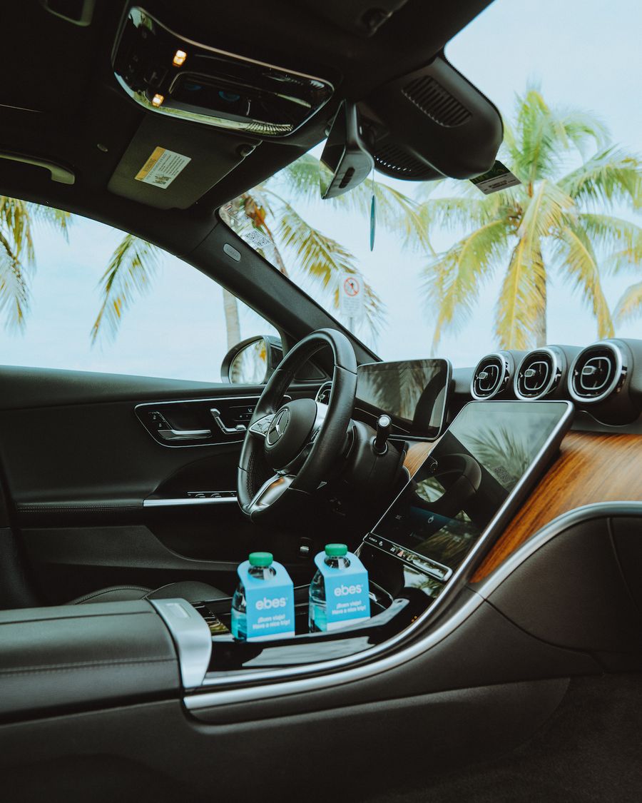 Interior Mercedes con CarPlay y SunPass